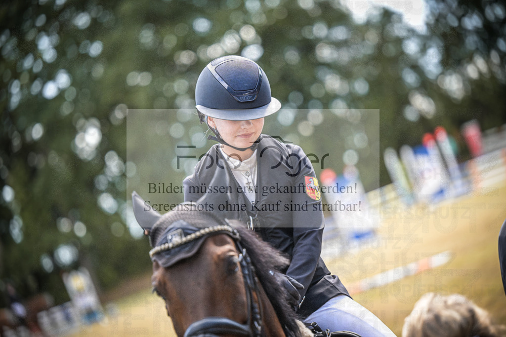 DOS_0037 | Entdecke hochwertige Reitturnierfotos von Foto Oger. Professionell, emotional und authentisch – jetzt Lieblingsmomente im Shop bestellen.Deutschlandweite Turnierfotografie. - Realisiert mit Pictrs.com