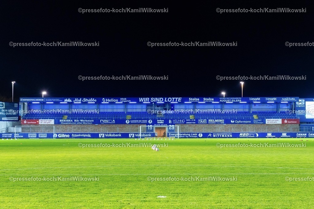 xKWI31102501038 | 31.10.2025, xkwix, Fußball, Regionalliga West, VfL Sportfreunde Lotte - FC Gütersloh, Stadion am Lotter Kreuz: SF Lotte Tribüne mit leeren Sitzplätzen