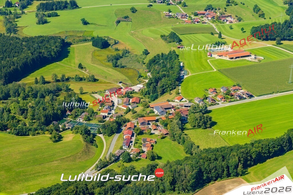 Schrägluftbild  Mühlen  Vachendorf - Das Luftbild wurde 2025 vom UL-Flugzeug heraus erstellt ( keine Drohne ) - Hochauflösende Luftaufnahme -Nicht vergleichbar mit Google Maps oder Satelittenbilder- Die Geschenkidee !Mit Lizenz und Bildrechte bestellbar