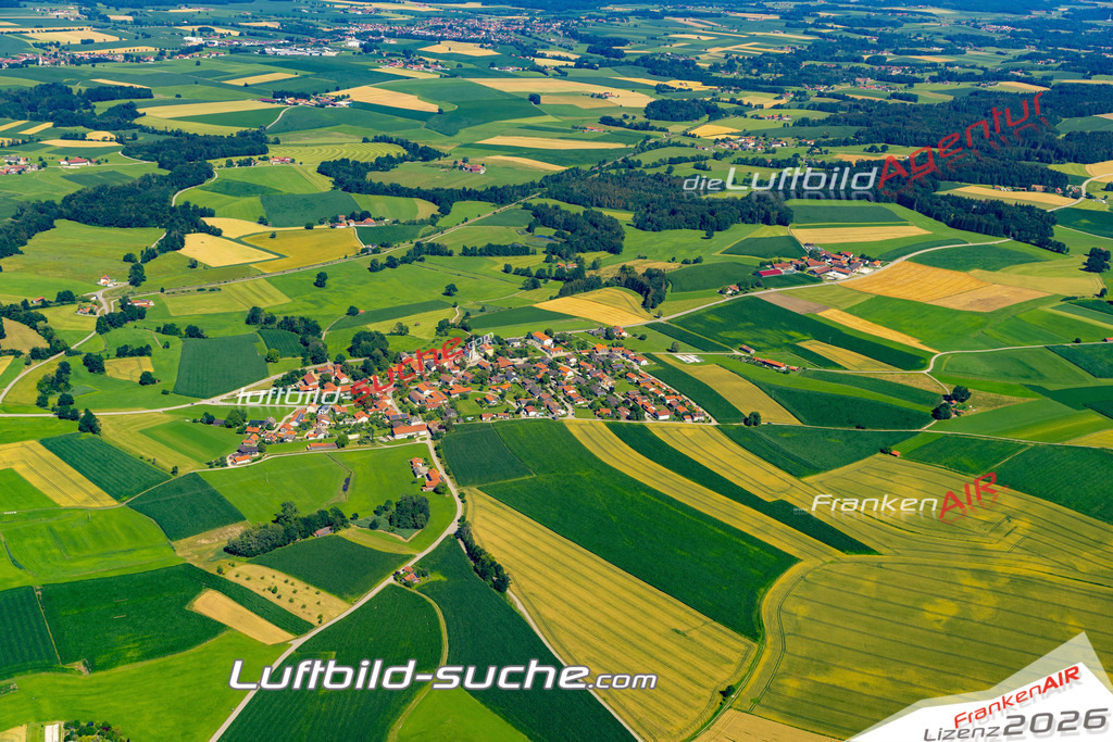 Aktuelles Luftbild von Törring Tittmoning - Die Luftaufnahme wurde 2022 mittels UL-Flugzeug erstellt ( keine Drohne ) - hochauflösende Kamera-Systeme von  Canon -Beste Qualität - Für grossformatige Ausdrucke geeignet. Die Geschenkidee !
