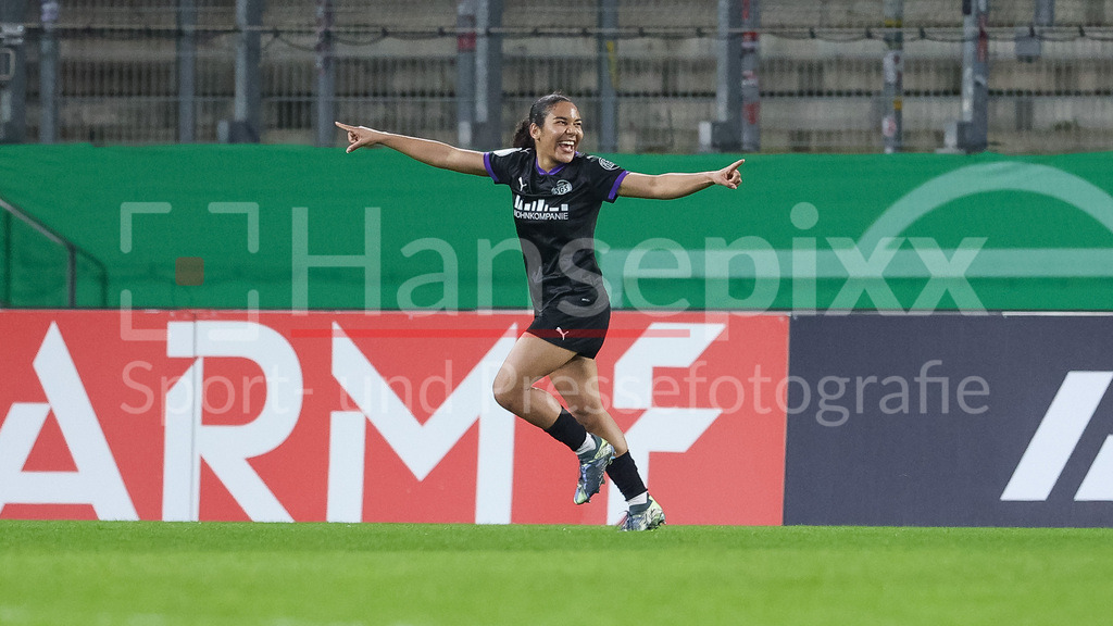 Fussball, DFB-Pokal Frauen, SGS Essen - SV Werder Bremen | Torschützin Ella Touon (SGS Essen, 32) mit Torjubel, Jubel, jubeln, jubelt, optimistisch, Spielszene, Highlight, Freude über das Tor zum 1:0, DIE DFB-RICHTLINIEN UNTERSAGEN JEGLICHE NUTZUNG VON FOTOS ALS SEQUENZBILDER UND/ODER VIDEOÄHNLICHE FOTOSTRECKEN. DFB REGULATIONS PROHIBIT ANY USE OF PHOTOGRAPHS AS IMAGE SEQUENCES AND/OR QUASI-VIDEO.