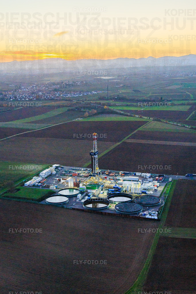 Tiefenbohrplatz V20 von Vulcan Energy im Abendlicht am Schleidberg zur Förderung von Geothermie und Lithium https://v-er.eu/de/ | Luftbild: Tiefenbohrplatz V20 von Vulcan Energy im Abendlicht am Schleidberg zur Förderung von Geothermie und Lithium https://v-er.eu/de/ in Insheim im Bundesland Rheinland-Pfalz in Deutschland. Foto: IMG_151507.jpg vom 18.11.2025 durch Werner Riehm/FLY-FOTO.de - Realisiert mit Pictrs.com