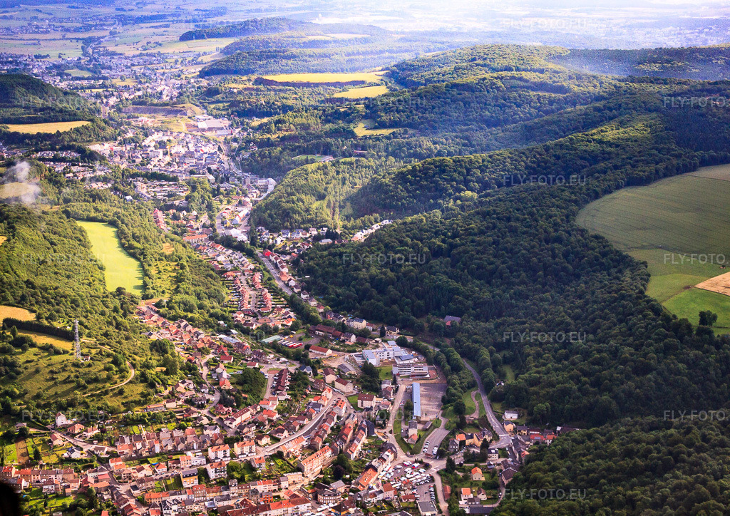 Vue aérienne: Vue de la ville depuis le sud à Ottange dans le département Moselle, France – .Photo: IMG_50557.jpg prise le 23/06/2012 par Werner Riehm/FLY-FOTO.eu – Résolution de l'original: 4482 x 3168 px
