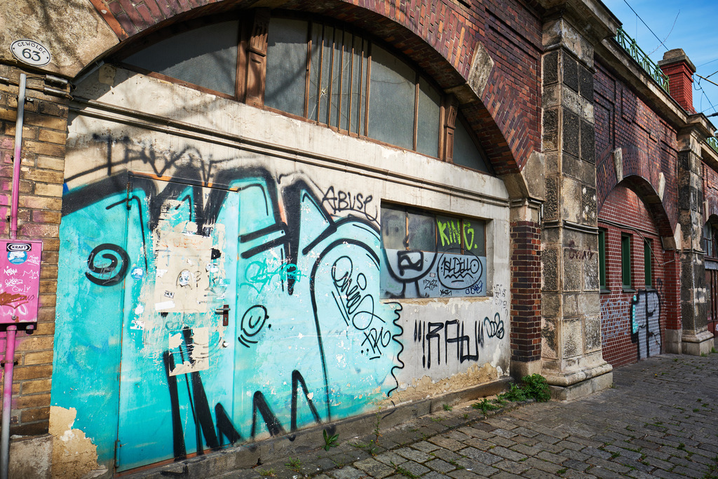 Torbogen mit Graffiti Aufschrift | Wien, Austria - April 01, 2021: entlang der Wiener Gürtel Straße; Torbogen mit Graffiti Aufschrift. - Realisiert mit Pictrs.com