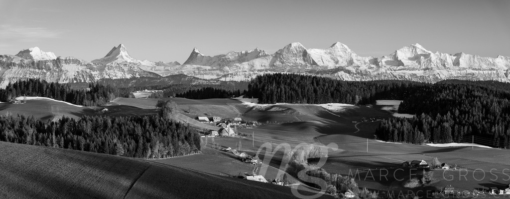 panorama view of the Bernese Alps from Emmental | Die ideale Geschenkidee für Naturliebhaber. Naturbilder von Marcel Gross Photography für ihr Zuhause in den verschiedensten Formaten und Materialien. - Realisiert mit Pictrs.com