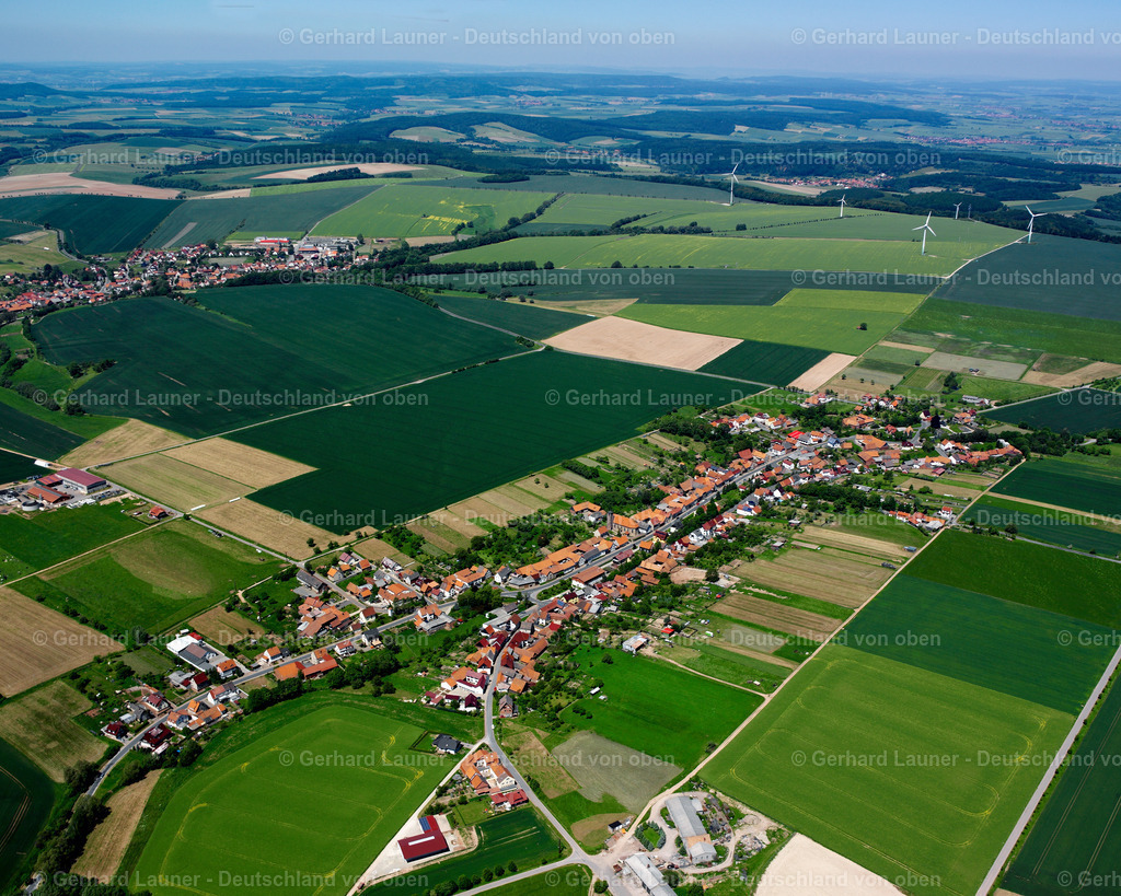 2634223 | STEINBACH 09.06.2006 Stadtansicht vom Stadtrand angrenzend an landwirtschaftliche Feldern  in Steinbach im Bundesland Thüringen, Deutschland // City view from the outskirts with adjacent agricultural fields  in Steinbach in the state Thuringia, Germany Foto: Gerhard Launer