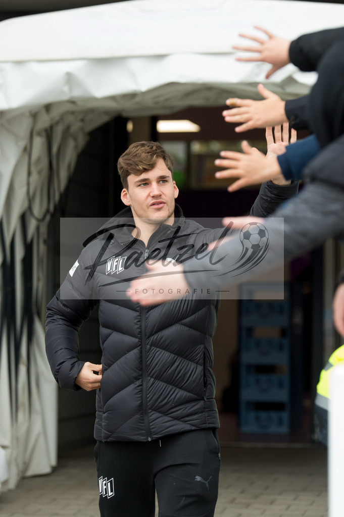 OSNTSV20211106_021 | Fussball, Herren: Florian Kleinhansl (VfL Osnabrueck) schaut bei dem Spiel der 3. Liga zwischen VfL Osnabrueck und TSV 1860 Muenchen im Stadion an der Bremer Bruecke am 06.11.2021 in Osnanbrueck, Deutschland.DFB / DFL REGULATIONS PROHIBIT ANY USE OF PHOTOGRAPHS AS IMAGE SEQUENCES AND/OR QUASI-VIDEO. - Realisiert mit Pictrs.com