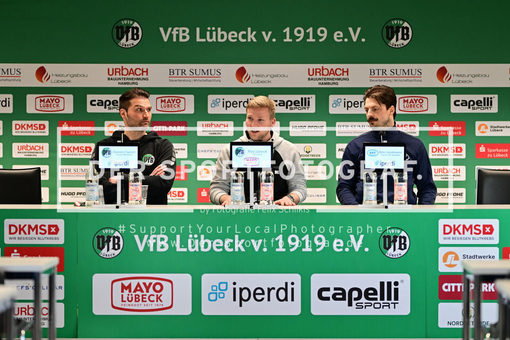 Fußball I Herren I Saison 2024-2025 I Regionalliga Nord I 25. Spieltag I VfB Lübeck - SSV Jeddeloh I 17853 | Guerino Capretti (Trainer, VfB Lübeck), Max Lübeck, Björn Lindemann (Trainer, SSV Jeddeloh) - Realized with Pictrs.com