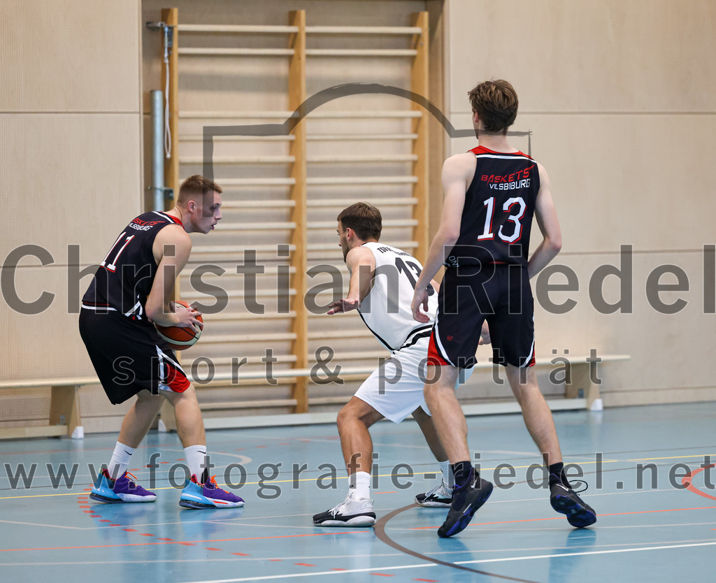 2022-10-16_029_TSV_Vaterstetten_gegen_Baskets_Vilsbiburg_2 | Vaterstetten, Deutschland, 16.10.2022:
Basketball, Bayernliga Herren Südost 2022 / 2023, 1. Spieltag, TSV Vaterstetten gegen Baskets Vilsbiburg 2, Endergebnis: 83:64

A. Bugajeu (Baskets Vilsbiburg, #11), Konstantin Huber (TSV Vaterstetten, #13), D. Esch (Baskets Vilsbiburg, #13)

Foto: Christian Riedel / fotografie-riedel.net