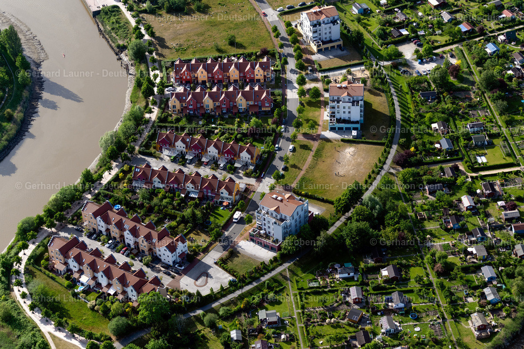 4030322 | BREMERHAVEN 01.06.2020 Wohngebiet einer Mehrfamilienhaussiedlung am Ufer- und Flußverlauf der Geeste am Geestebogen in Bremerhaven im Bundesland Bremen, Deutschland. // Residential area of a multi-family house settlement on the bank and river of Geeste am Geestebogen in Bremerhaven in the state Bremen, Germany. Foto: Gerhard Launer