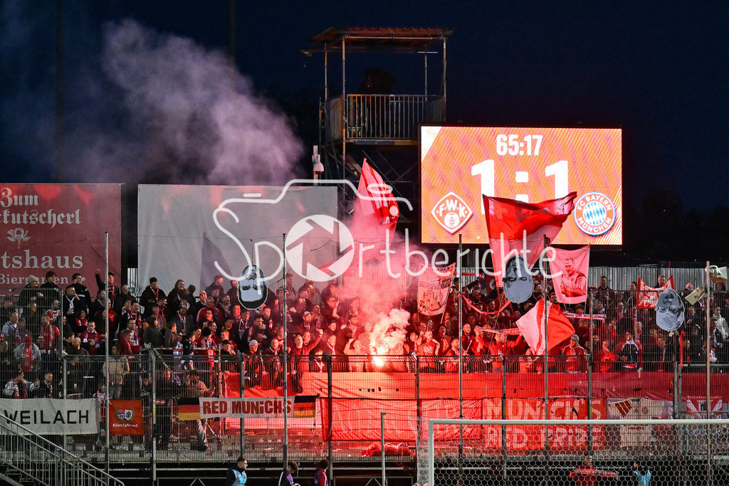FC Würzburger Kickers - FC Bayern Amateure | WÜRZBURG, DEUTSCHLAND - 10. APRIL: Fans der Bayern Amateure zünden Pyrotechnik / Pyro, Fackel, Feuer, Symbolbild während dem Match zwischen dem FC Würzburger Kickers und den Amateuren des FC Bayern München am 28. Spieltag der Regionalliga Bayern in der AKON Arena
