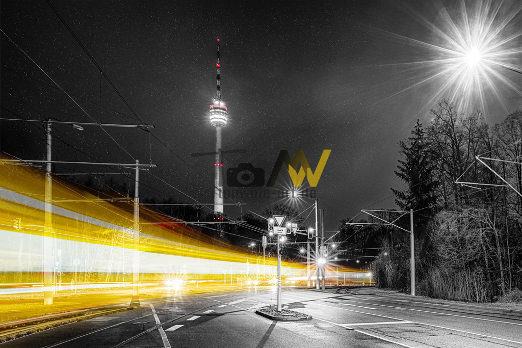 Stuttgarter Fernsehturm mit Straßenbahn bei Nacht und Licht | Eine typische Stuttgarter Szene. Als erster seiner Art wurde der Fernsehturm , damals aus Stahlbeton gebaut. - Realisiert mit Pictrs.com