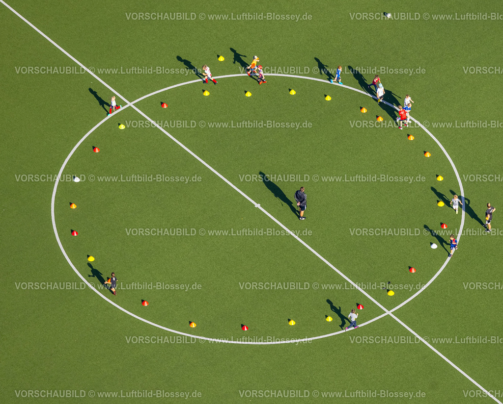 Kreuztal230911422W | Luftbild, Grüner KunstRasen Fußballplatz der  Spielvereinigung Kredenbach/Müsen e.V., Trainer und jugendliche Fußballspieler mit Schattenwurf beim Training mit Hütchen im Mittelkreis, Kredenbach, Kreuztal, Siegerland, Nordrhein-Westfalen, Deutschland