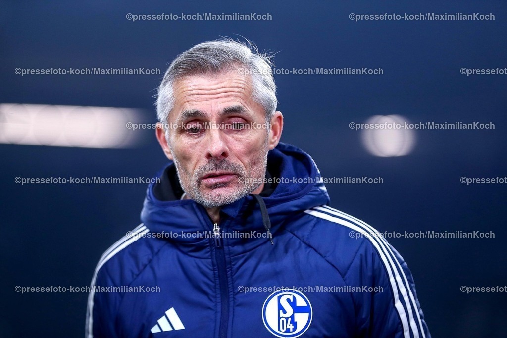 S0401022502167 | 01.02.2025, Fußball, FC Schalke 04 - 1. FC Magdeburg, 2.. Fußball Bundesliga, 20. Spieltag, Veltins-Arena Gelsenkirchen, Saison 2024 2025: Trainer Kees van Wonderen (S04 Cheftrainer)DFB regulations prohibit any use of photographs as image sequences and or quasi-video.