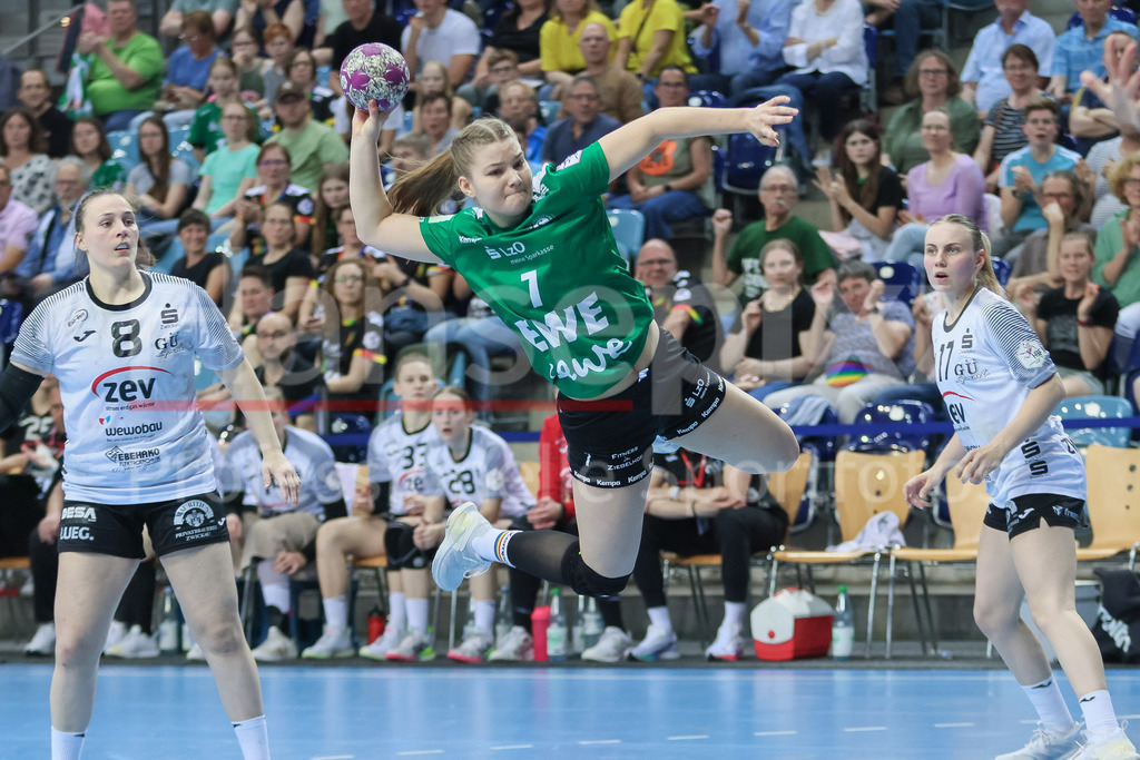 Handball, Bundesliga Frauen, VfL Oldenburg - BSV Sachsen Zwickau | v.li.: Lisa Munderloh (VfL Oldenburg, 7) beim Wurf, am Ball, Spielszene, Aktion, Action