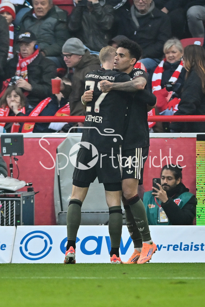 1. FC Union Berlin - FC Bayern München | Berlin, DEUTSCHLAND - 8. NOVEMBER: Jubel der Bayern nach dem Treffer zum 1-1 durch Luis DIAZ (FC Bayern Munich 14) / Tor / Torschuetze / Freude / Happy während dem Bundesligamatch zwischen dem 1. FC Union Berlin und dem FC Bayern München am 10. Spieltag im Stadion an der alten Försterei am 8. November 2025 in Berlin, Germany / DFL REGULATIONS PROHIBIT ANY USE OF PHOTOGRAPHS AS IMAGE SEQUENCES AND/OR QUASI-VIDEO