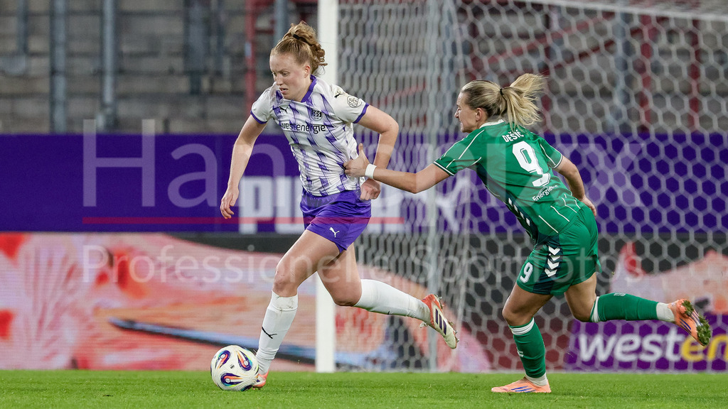 Fussball, Google Pixel Frauen-Bundesliga, SGS Essen - SV Werder Bremen | v.li.: Laura Pucks (SGS Essen, 15) und Medina Desic (SV Werder Bremen, 9) im Zweikampf, Duell, Dynamik, Aktion, Action, Spielszene, DIE DFB-RICHTLINIEN UNTERSAGEN JEGLICHE NUTZUNG VON FOTOS ALS SEQUENZBILDER UND/ODER VIDEOÄHNLICHE FOTOSTRECKEN. DFB REGULATIONS PROHIBIT ANY USE OF PHOTOGRAPHS AS IMAGE SEQUENCES AND/OR QUASI-VIDEO.