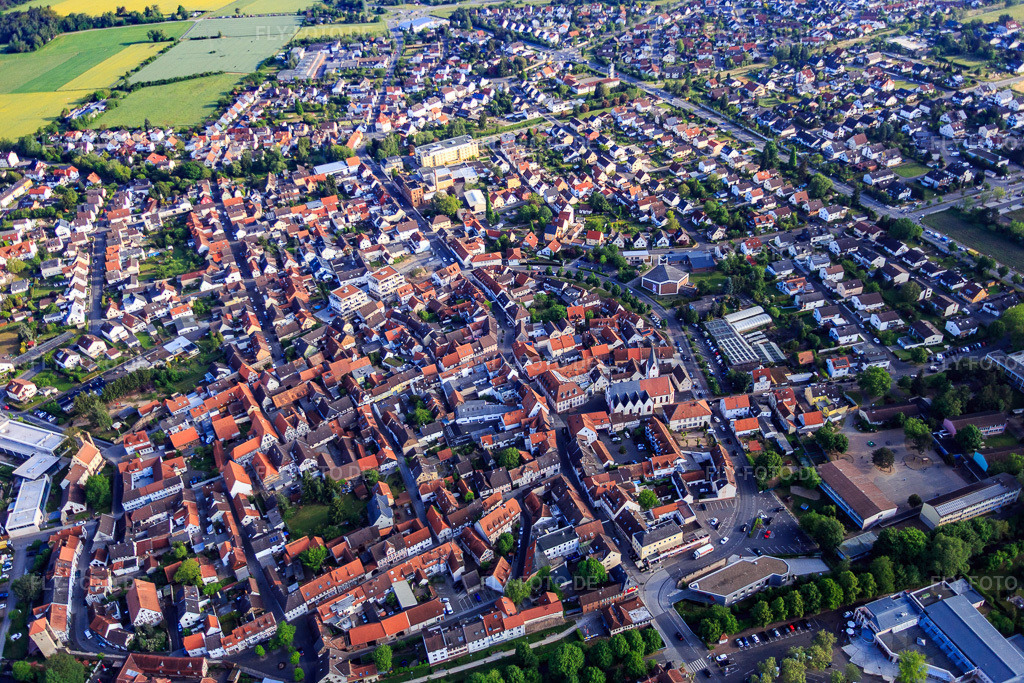 Luftbild: Ortsansicht von Süden in Babenhausen im Bundesland Hessen in Deutschland. Foto: IMG_088732.jpg vom 20.05.2016 durch Werner Riehm/FLY-FOTO.de
