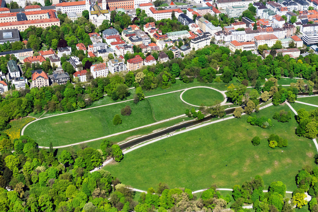 dr__0063265.jpg | MüNCHEN 29.04.2025 Parkanlage des Englischen Garten am Schwabinger Bach in München im Bundesland Bayern, Deutschland. // Park of the " Englischen Garten " at Schwabinger Bach in Munich in the state Bavaria, Germany. Foto: Daniel Reiter