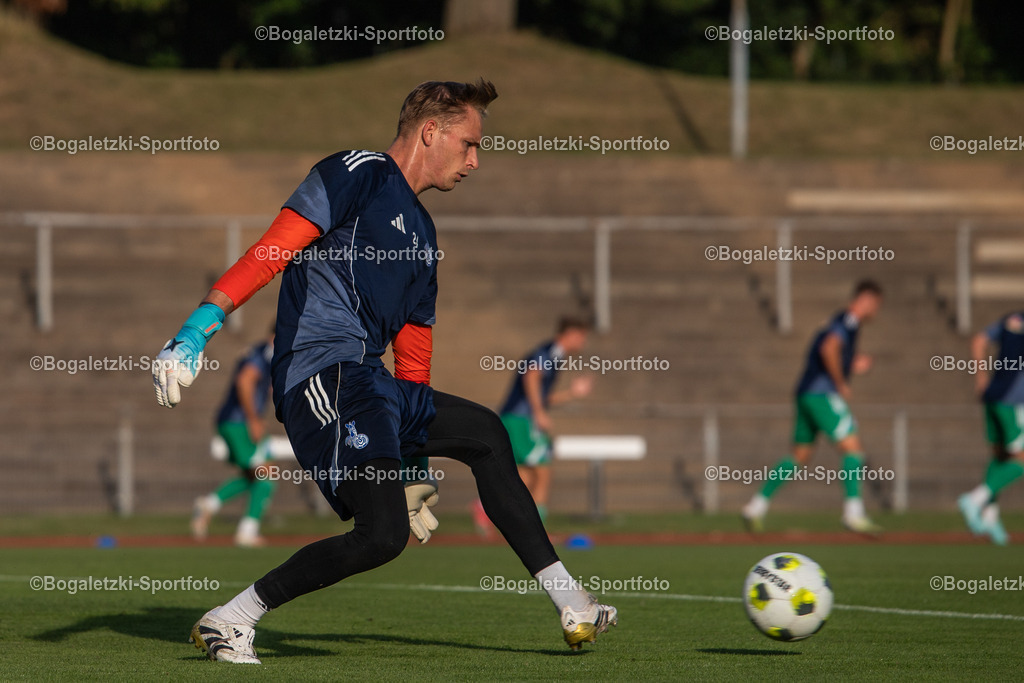 Julius Paris | 20.08.2025, Fußball, SC Victoria Mennrath - MSV Duisburg, Niederrheinpokal, Saison 2025/26: Julius Paris (MSV Duisburg #24) beim Aufwärmen - Realisiert mit Pictrs.com