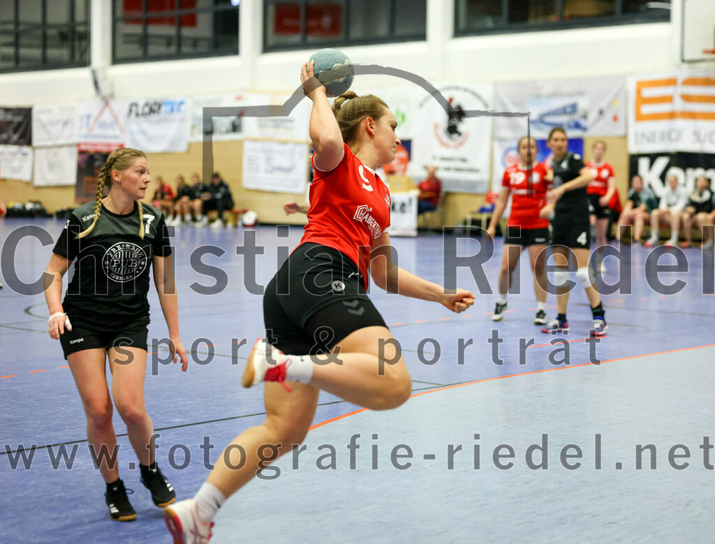 2022-12-04_035_SV_Anzing_gegen_TSV_Uebersee | Anzing, Deutschland, 04.12.2022:
Handball, Bezirksliga 2022 / 2023, 8. Spieltag, SV Anzing gegen TSV Übersee, Endergebnis: 29:24

Veronika Hilz (TSV Übersee, #7), Luisa Höger (SV Anzing, #9)

Foto: Christian Riedel / fotografie-riedel.net