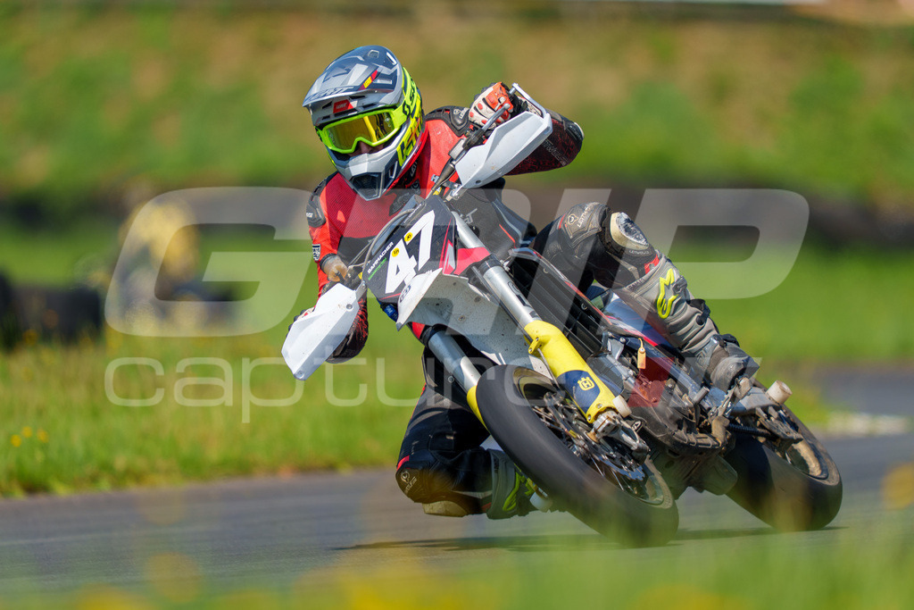 G-Cup + Supermoto Staatsmeisterschaft + Hungarian Supermoto Championship | GRIPcapture steht für authentische Sportfotografie in Österreich – für Momente, die mehr sind als Geschwindigkeit oder Ergebnis. Es geht um Emotion, Spannung, Fokus und den Augenblick, der oft nur einen Wimpernschlag dauert.Ob Motorsport, Teamsport oder 