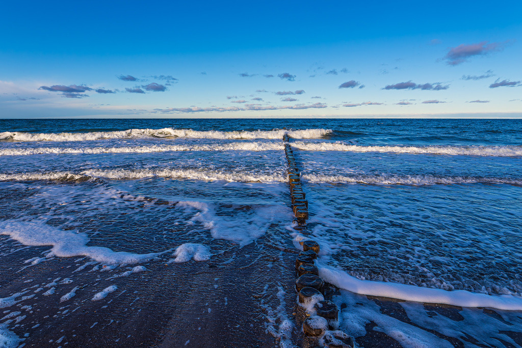 Wellen und Buhne am Strand der Ostsee in Heiligendamm | Wellen und Buhne am Strand der Ostsee in Heiligendamm.