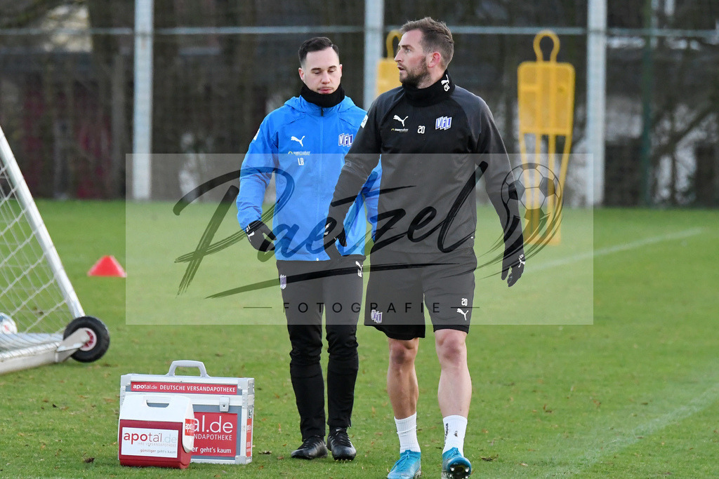20200121_TRAOSN_0059 | Fußball, Herren: Physiotherapeut Lennart Bartling (VfL Osnabrück) und Marc Heider (VfL Osnabrück) schauen beim Training des VfL Osnabrück am 21.01.2020 im Sportpark Illoshöhe in Osnabrück, Deutschland.(Foto von Nico Paetzel) - Realisiert mit Pictrs.com