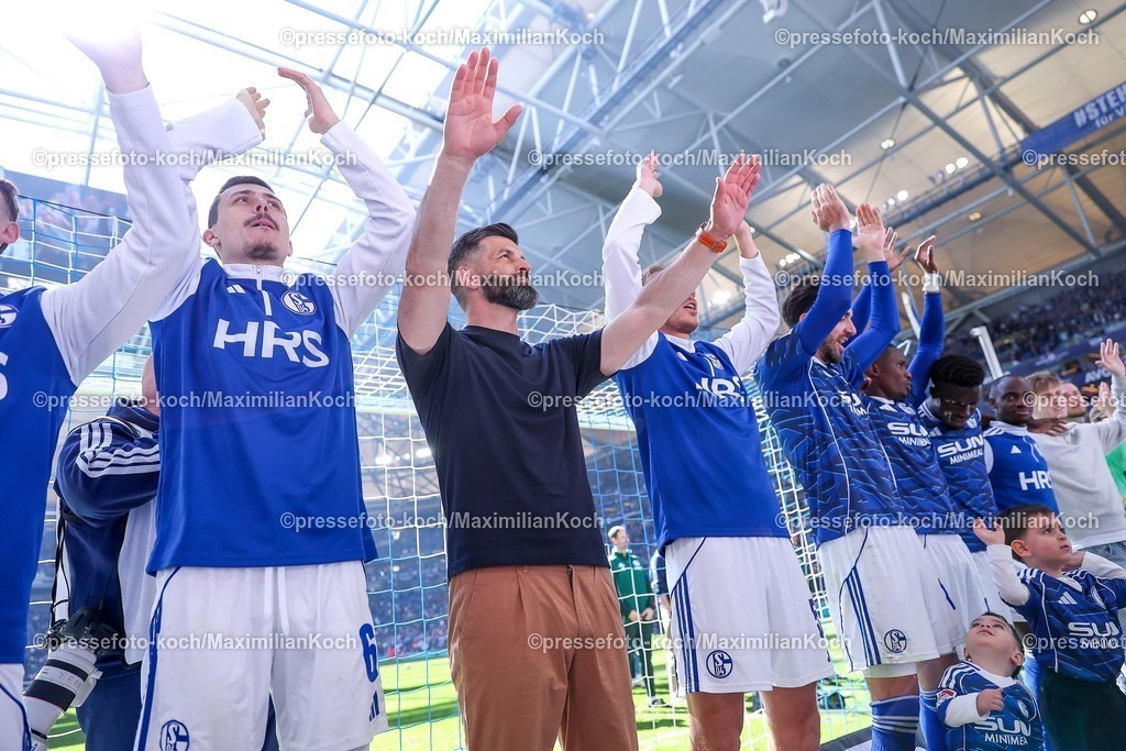 S0419042601066 | 19.04.2026, Fußball, FC Schalke 04 - SC Preußen Münster, 30. Spieltag, 2. Fußball Bundesliga, Veltins-Arena Gelsenkirchen, Saison 2025 2026: Cheftrainer Miron Muslic (Schalke04) jubelnd beim Abschlussjubel nach dem 4:1 Sieg zusammen mit der Mannschaft DFB regulations prohibit any use of photographs as image sequences and or quasi-video.