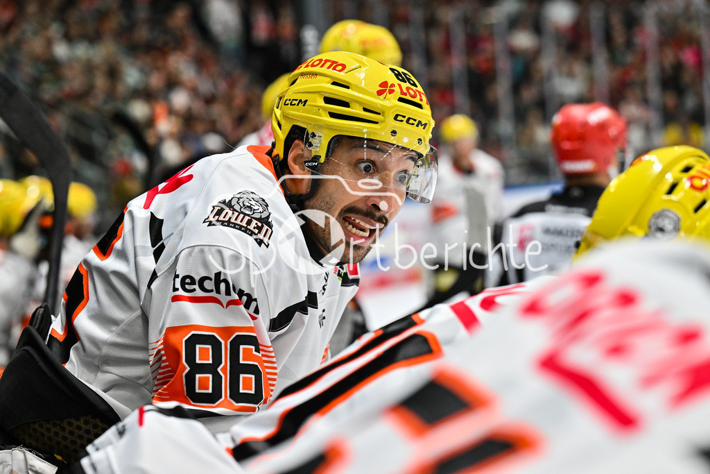 Augsburger Panther - Löwen Frankfurt | Im Bild Cameron BRACE (Löwen Frankfurt 86) beim Powerbreak an der Bank beim match zwischen den Augsburger Panthern und den Löwen Frankfurt am 8. Spieltag der Penny DEL im Curt Frenzel Stadion am 19.10.2025