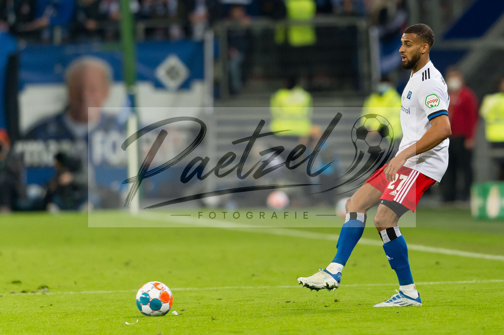 HSVSCF20220419_326 | Fussball, Herren: Josha Vagnoman (Hamburger SV) in Aktion, am Ball, Einzelaktion beim DFB-Pokal-Halbfinalspiel zwischen Hamburger SV und SC Freiburg im Volksparkstadion am 19.04.2022 in Hamburg, Deutschland.DFB / DFL REGULATIONS PROHIBIT ANY USE OF PHOTOGRAPHS AS IMAGE SEQUENCES AND/OR QUASI-VIDEO. - Realisiert mit Pictrs.com