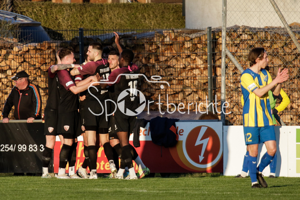 FC Pipinsried - TSV Buchbach | Jubel der Gaeste und haengende Koepfe bei den Hausherren nach dem Treffer zum 1-3 durch Sammy AMMARI (TSV #9)