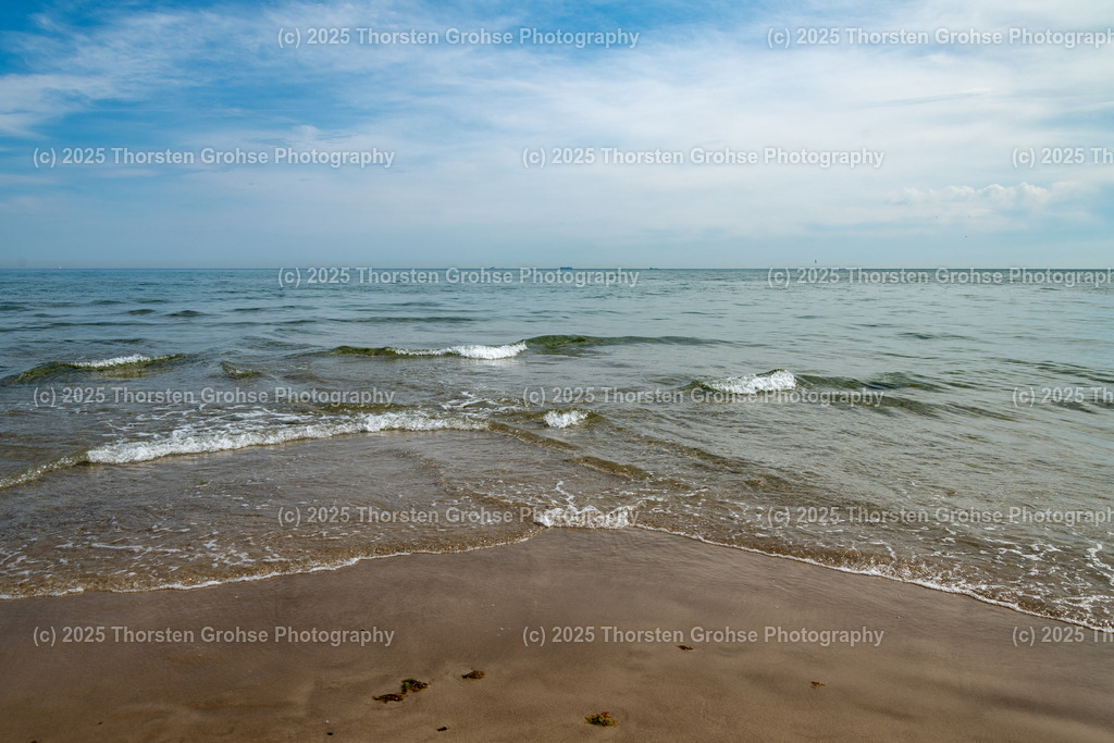 Grenen / Skagens Gren Denmark June 2023 | Grenen or Skagens Gren is the sandy headland northeast of the town of Skagen in Denmark. It is the confluence of the North Sea/Skagerrak and the Kattegat/Baltic Sea / Grenen oder Skagens Gren ist die sandige Landspitze nordöstlich der Stadt Skagen in Dänemark. Es ist der Zusammenfluss von Nordsee / Skagerrak und Kattegat / Ostsee - Realisiert mit Pictrs.com