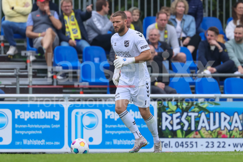 Fussball, Relegation Regionalliga Nord, SV Werder Bremen II - Holstein Kiel II | v.li.: Fabian Landvoigt (Torhüter, Torwart, SV Todesfelde, 1) am Ball, Freisteller, Einzelbild, Ganzkörper, Aktion, Action, Spielszene