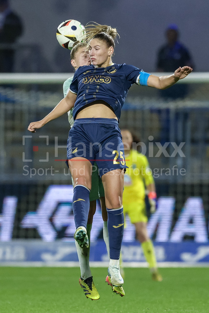 Fussball, Google Pixel Frauen-Bundesliga, TSG 1899 Hoffenheim - SV Werder Bremen | v.li.: Michelle Ulbrich (SV Werder Bremen, 5) und Melissa Kössler (TSG 1899 Hoffenheim, 25) im Kopfballduell, Kopfball, Zweikampf, Action, Aktion, Spielszene, DIE DFB-RICHTLINIEN UNTERSAGEN JEGLICHE NUTZUNG VON FOTOS ALS SEQUENZBILDER UND/ODER VIDEOÄHNLICHE FOTOSTRECKEN. DFB REGULATIONS PROHIBIT ANY USE OF PHOTOGRAPHS AS IMAGE SEQUENCES AND/OR QUASI-VIDEO.