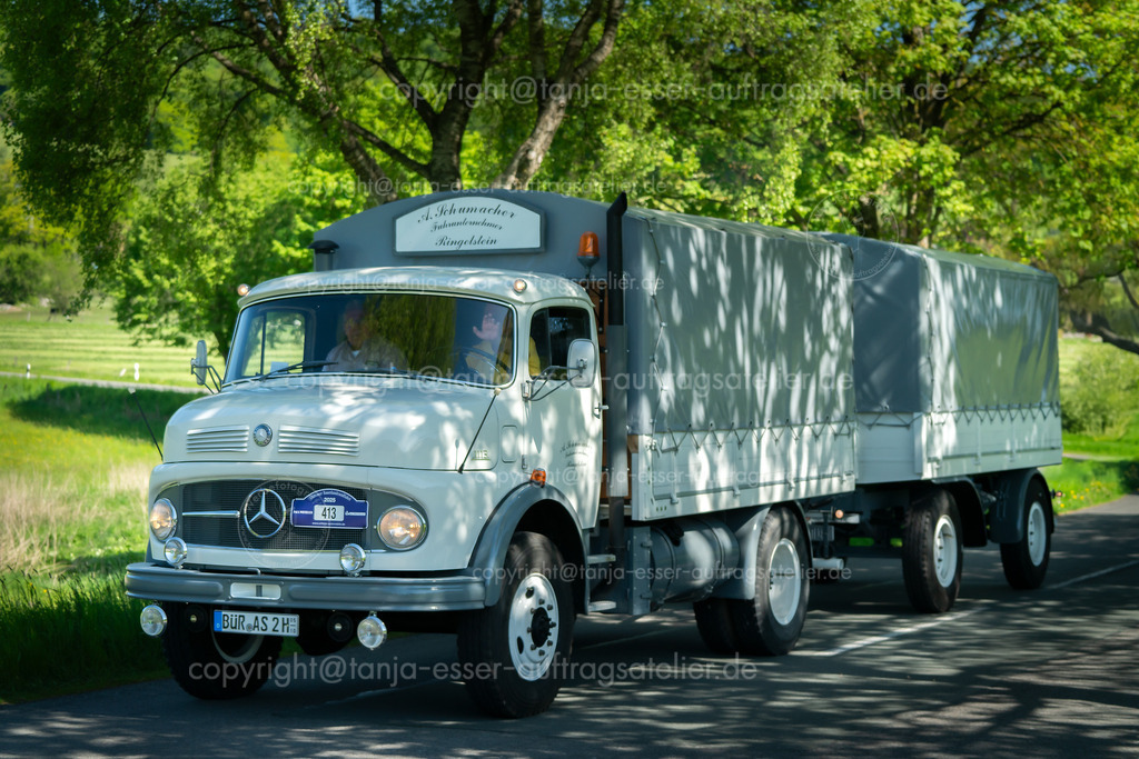 413 LKW Mercedes Benz 1113 - 032 während der Oldtimer Sauerlandrundfahrt | Brilon, Deutschland - 10. Mai 2025: Firma Witteler veranstaltet die Oldtimer Sauerlandrundfahrt (OSR). In Gevelinghausen wurde auf der Landstraße ein weißer LKW Mercedes Benz 1113 aus dem Jahr 1965 fotografiert.