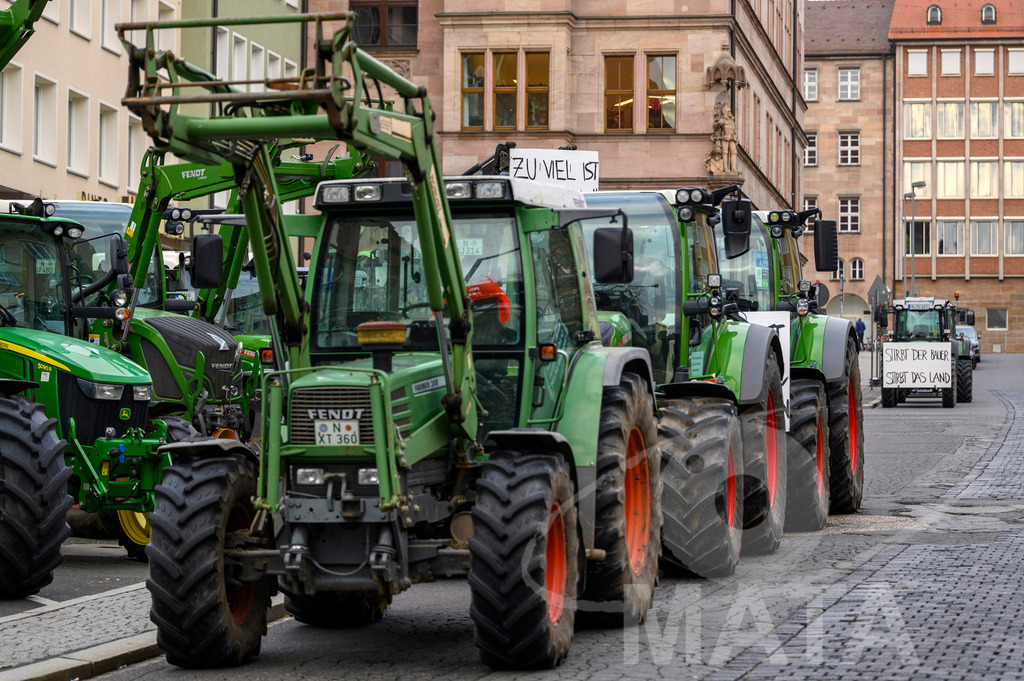 _DWA4314 | Bauerndemo gegen Agrarpolitik der Bundesregierung  auf dem Straße Obstmarkt und Hauptmarkt . Nürnberg, 08.01.2024 - Realisiert mit Pictrs.com