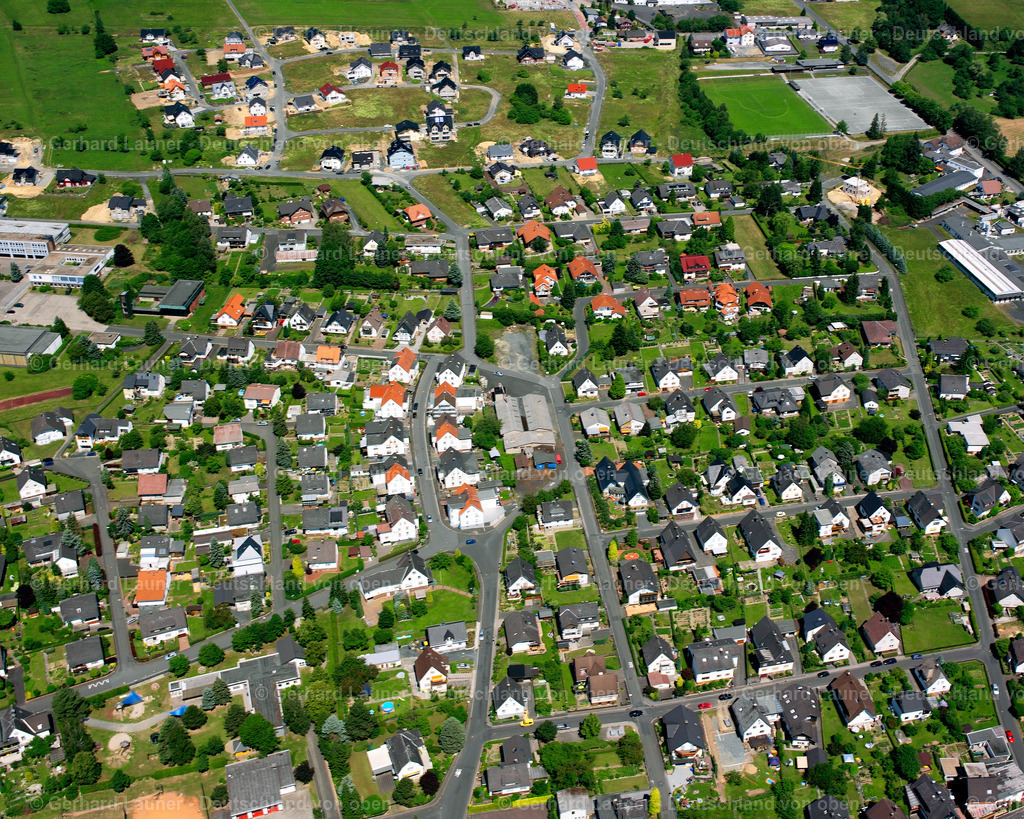2610588 | FROHNHAUSEN 09.06.2006 Wohngebiet einer Einfamilienhaus- Siedlung  in Frohnhausen im Bundesland Hessen, Deutschland // Single-family residential area of settlement  in Frohnhausen in the state Hesse, Germany Foto: Gerhard Launer