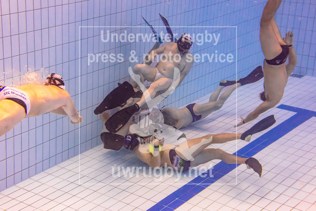 Unterwasser-Rugby 5. Spieltag 1. Bundesliga Süd (Saison 2023/24) | Spiel STC München (weiß) gegen Tauchclub Bamberg (blau). Geza Toth ( blau #13) vor dem Malscher Tor.  Thomas Scheffczyk liegt unter dem Tor als Anspielposition bereit. Beider spielen ebenfalls zusammen in der Ungarischen Nationalmannschaft Unterwasser-Rugby. - Realisiert mit Pictrs.com