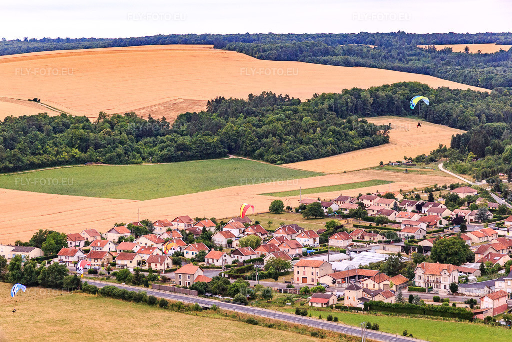 Vue aérienne: Av. de Domremy à Vaucouleurs dans le département Meuse, France – .Photo: IMG_083618.jpg prise le 13/07/2015 par Werner Riehm/FLY-FOTO.eu – Résolution de l'original: 5005 x 3337 px
