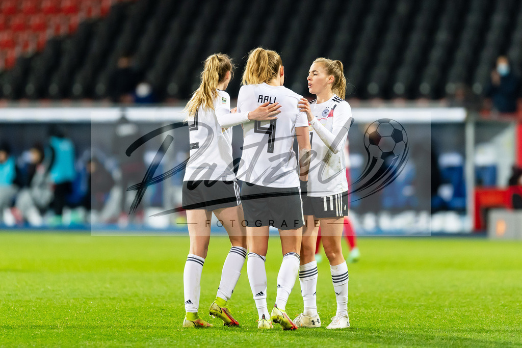 GERTUR20211126_067 | Fussball, Frauen:  Spielerinnen von Deutschland Schlussjubel, jubelt nach dem 8:0 Sieg bei dem Spiel der WM-Qualifikation zwischen Deutschland und Tuerkei im Eintracht-Stadion am 26.11.2021 in Braunschweig, Deutschland. - Realisiert mit Pictrs.com