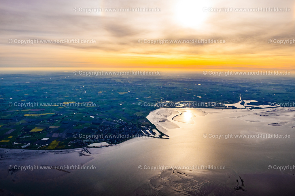 Büsum_Sonnenaufgang_ELS_4248010523jpg | BüSUM 01.05.2023 Ortsansicht im Sonnenaufgang der Straßen und Häuser der Wohngebiete und des Hafens in Büsum im Bundesland Schleswig-Holstein. // City view at sunrise of the streets and houses of the residential areas and the port in Buesum in Schleswig-Holstein. Foto: Martin Elsen