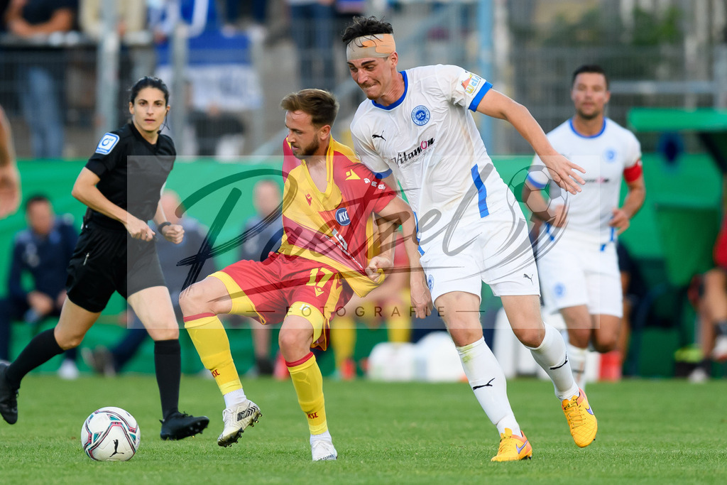 LOTKSC20210809_058 | Fussball, Herren: Lucas Cueto (Karlsruher SC) und Luis Allmeroth (Sportfreunde Lotte) im Zweikampf beim Spiel der 1. Runde im DFB-Pokal zwischen SF Lotte und Karlsruher SC im Stadion am Lotter Kreuz am 09.08.2021 in Lotte, Deutschland.DFB / DFL REGULATIONS PROHIBIT ANY USE OF PHOTOGRAPHS AS IMAGE SEQUENCES AND/OR QUASI-VIDEO. - Realisiert mit Pictrs.com