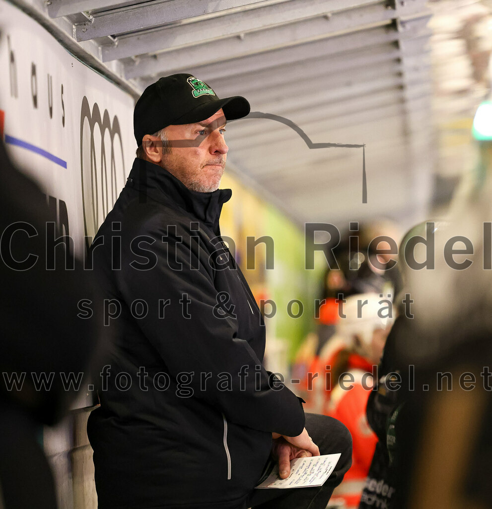 2024-02-23_045_TSV_Erding_gegen_ERSC_Amberg | Erding, Deutschland, 23.02.2024:
Eishockey, Bayernliga Playoffs 2023 / 2024, 3. Spieltag, TSV Erding gegen ERSC Amberg, Endergebnis: 2:3 n. V.

Teamchef Thomas Daffner (Erding Gladiators)

Foto: Christian Riedel / fotografie-riedel.net