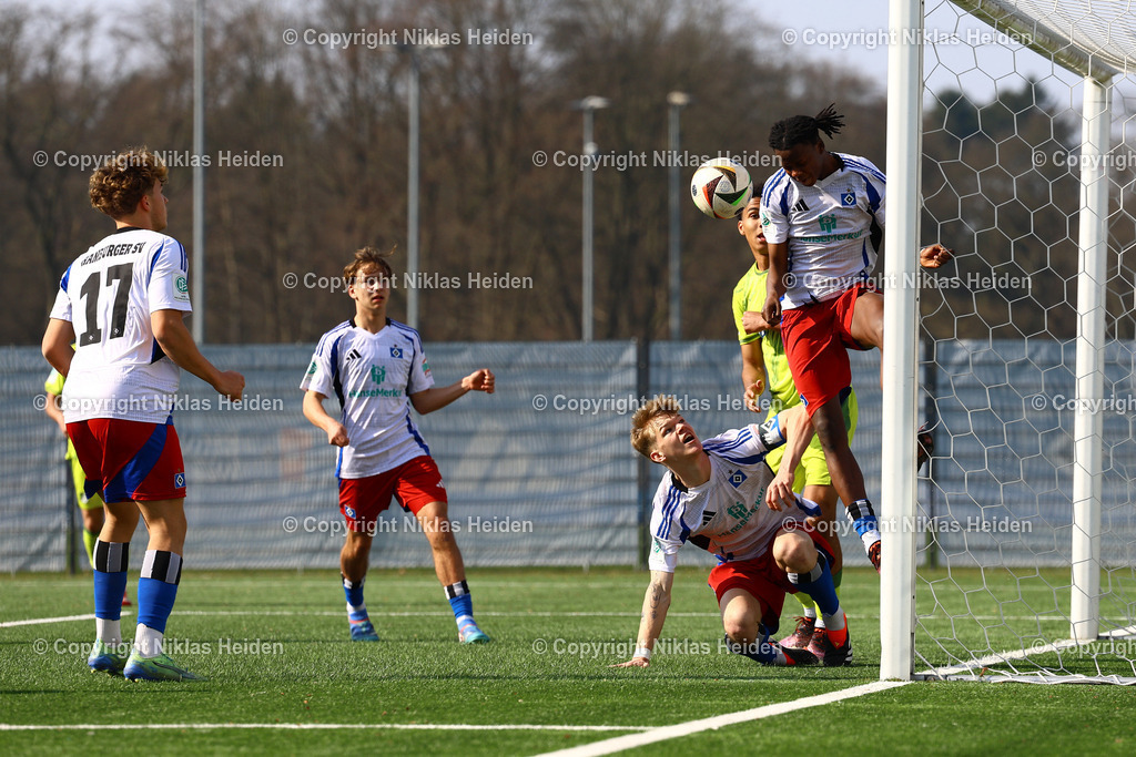 NH_HamburgerSVU19_TSG1899HoffenheimU19_U19DFBNachwuchsliga_09032025 | #11 Nana-Sarhene Agyemang Clement (Hamburger SV U19) rettet vor #9 Melvin Onos (TSG 1899 Hoffenheim U19)Fußball I Junioren I U19 DFB-Nachwuchsliga I Saison 2024-2025 I Hauptrunde Liga A, Gruppe C, 6. Spieltag I Hamburger SV U19 - TSG 1899 Hoffenheim U19 I 09.03.2025 I Alexander-Otto-Akademie