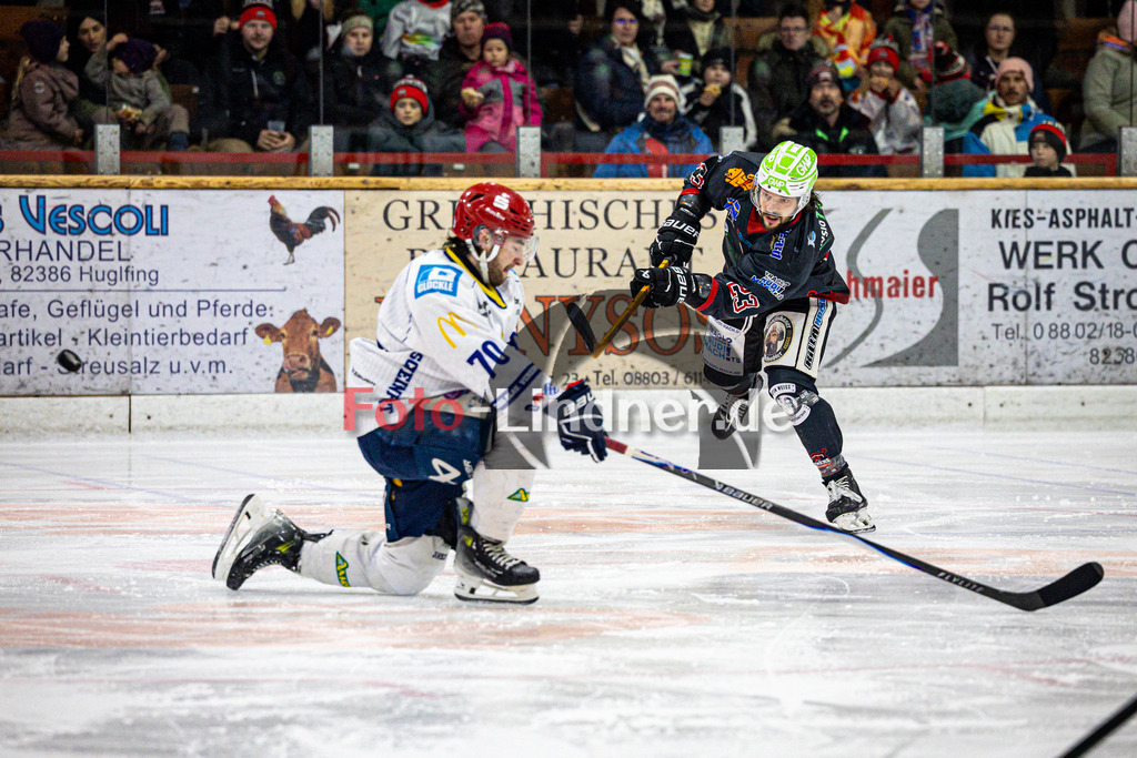 Peißenberg MINERS gegen ERV Schweinfurt | Eishockey Bayernliga 2025/26 Vorrunde 15. Spieltag, Peißenberg MINERS gegen ERV Schweinfurt, 20251130,Schuss von Dejan VOGL (MINERS 23),2025-11-30 in Peißenberg (flatbuy Arena Peißenberg), Josef DANA (ERV Schweinfurt Mighty Dogs 70), Dejan VOGL (MINERS 23)Copyright: WolfgangxLindner www.foto-lindner.de