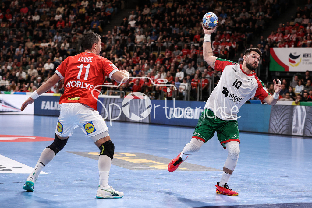 Dänemark - Portugal | im Duell Rasmus LAUGE SCHMIDT (DEN #11) gegen Miguel MARTINS (POR #10) / Zweikampf
