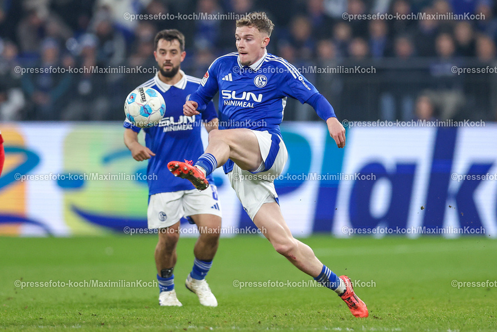 Schalke29112401046 | 29.11.2024, Fußball, FC Schalke 04 - 1. FC Kaiserslautern, 2. Fußball Bundesliga, Veltins-Arena Gelsenkirchen, Saison 2024 2025: Derry Murkin (S04 #5)DFB regulations prohibit any use of photographs as image sequences and or quasi-video.