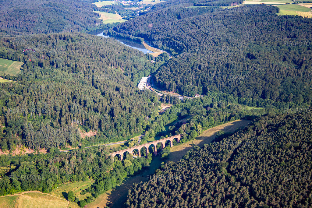 Luftbild: Himbächel-Viadukt im Ortsteil Hetzbach in Oberzent im Bundesland Hessen in Deutschland. Foto: IMG_137042.jpg vom 24.06.2023 durch Werner Riehm/FLY-FOTO.de
