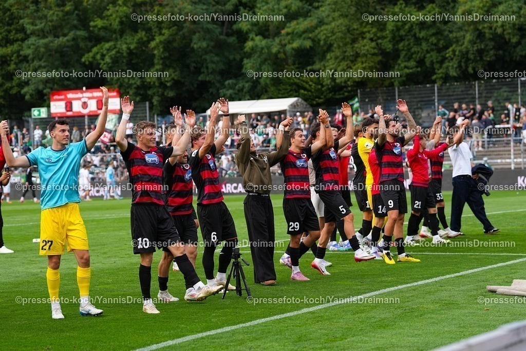 xydr03082501082 | 03.08.2025, xydrx, Fußball, 3.Liga, Viktoria Köln - FC Schweinfurt 05, Saison 2025 2026, Sportpark Höhenberg: Die Mannschaft von Viktoria Köln jubelnd nach dem 2:0 Sieg  DFB regulations prohibit any use of photographs as image sequences and or quasi-video.